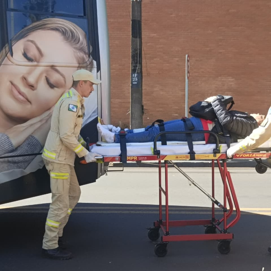 Mulher escapa da morte ao se envolver em acidente com ônibus da Viação Garcia