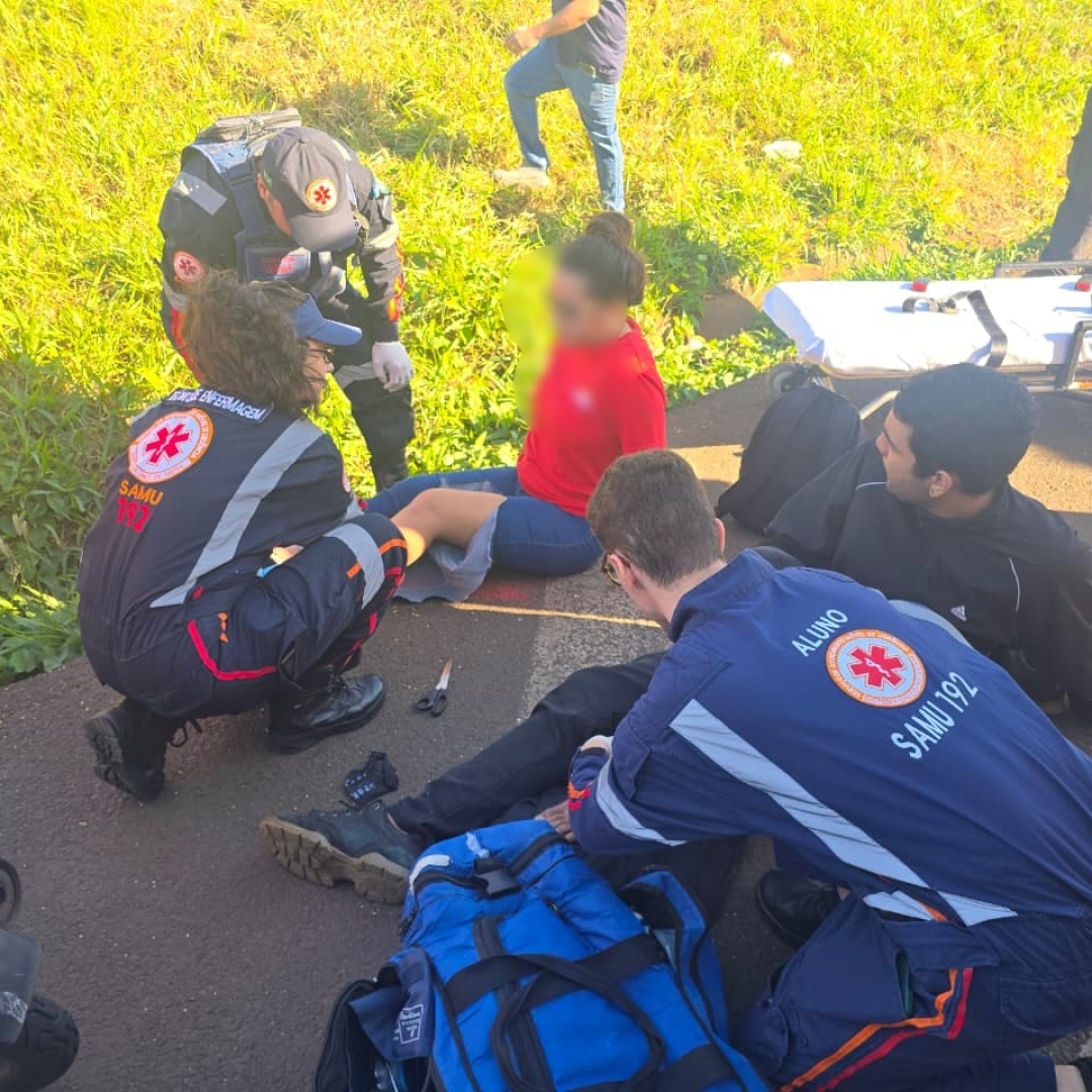 Gestante e piloto de moto são socorridos após sofrerem acidente