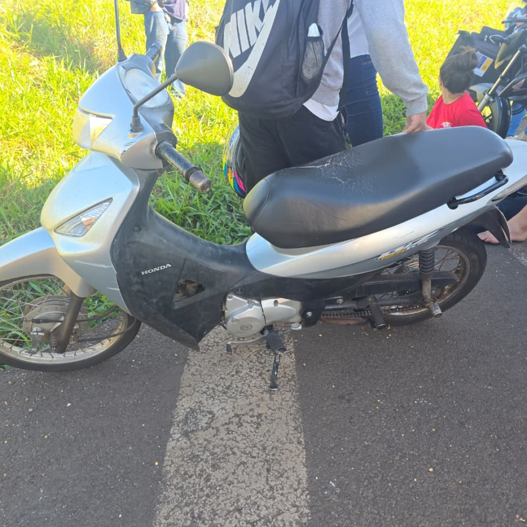 Gestante e piloto de moto são socorridos após sofrerem acidente