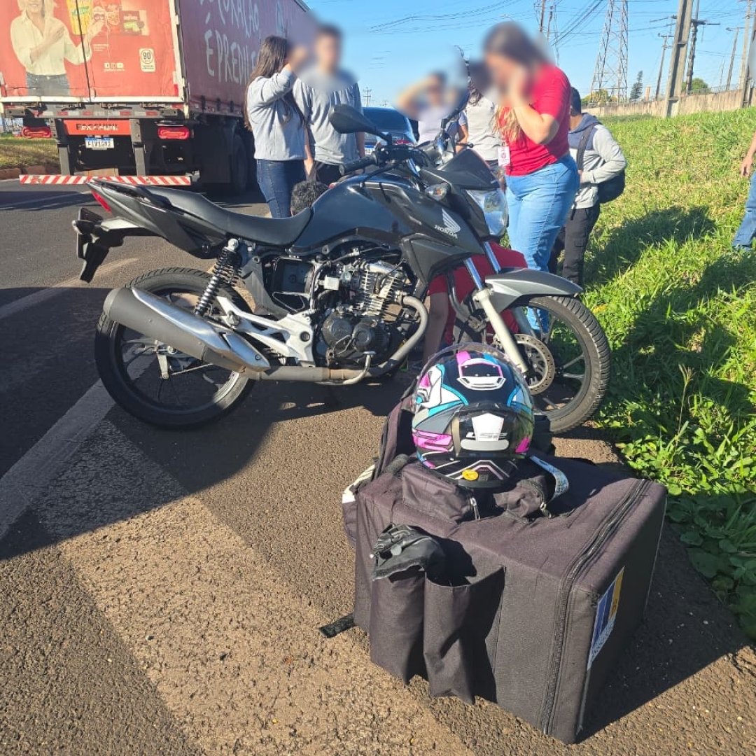 Gestante e piloto de moto são socorridos após sofrerem acidente