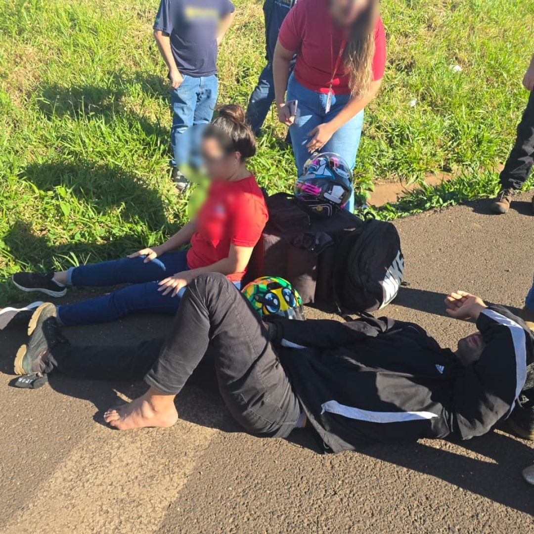 Gestante e piloto de moto são socorridos após sofrerem acidente