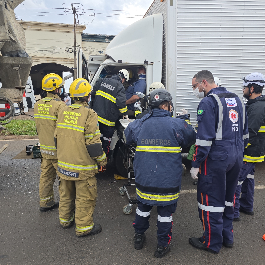 Motorista é resgatado após batida envolvendo três caminhões