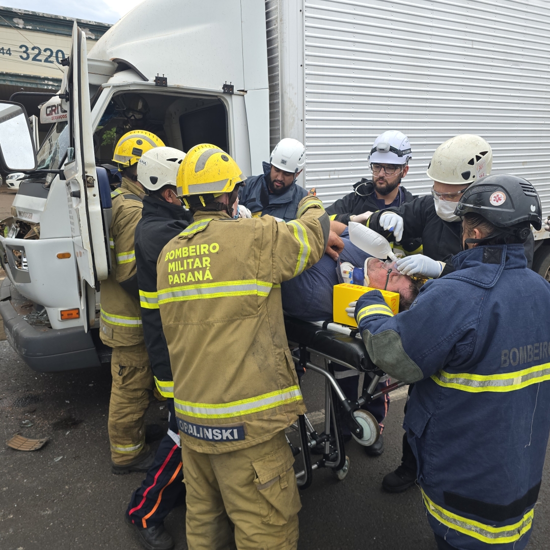 Motorista é resgatado após batida envolvendo três caminhões