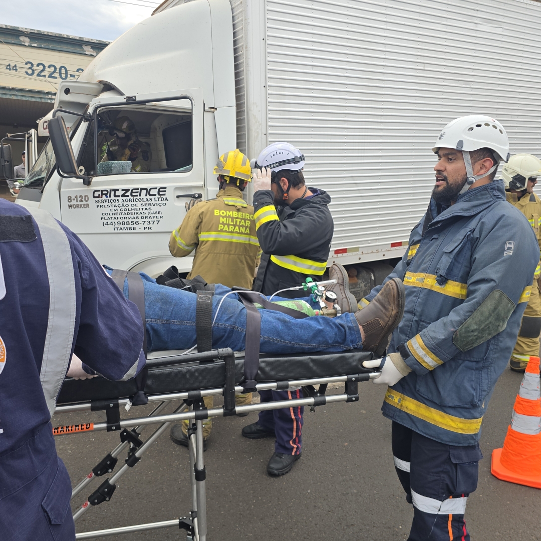 Motorista é resgatado após batida envolvendo três caminhões
