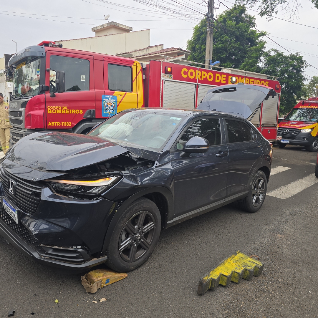 Duas mulheres são socorridas após batida entre dois carros na zona 2