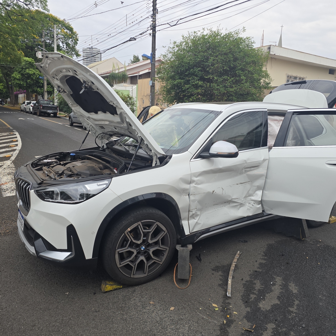 Duas mulheres são socorridas após batida entre dois carros na zona 2