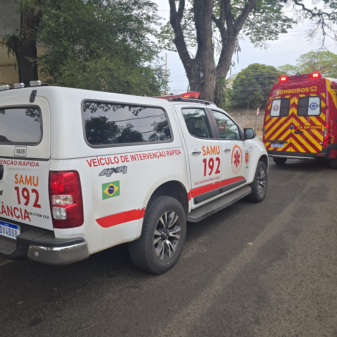 Duas mulheres são socorridas após batida entre dois carros na zona 2