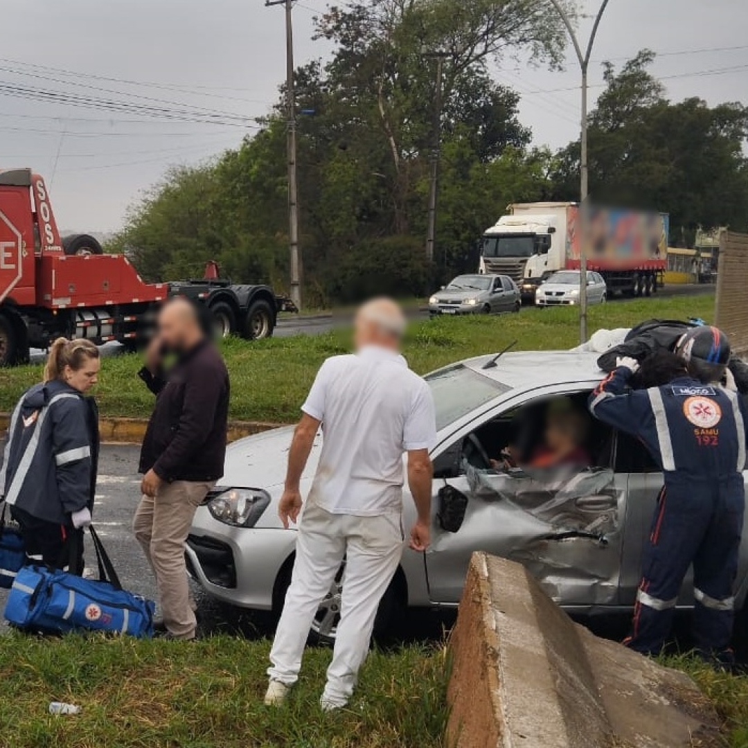 Motociclista é arremessado contra o teto de carro em acidente no trevo de Iguatemi