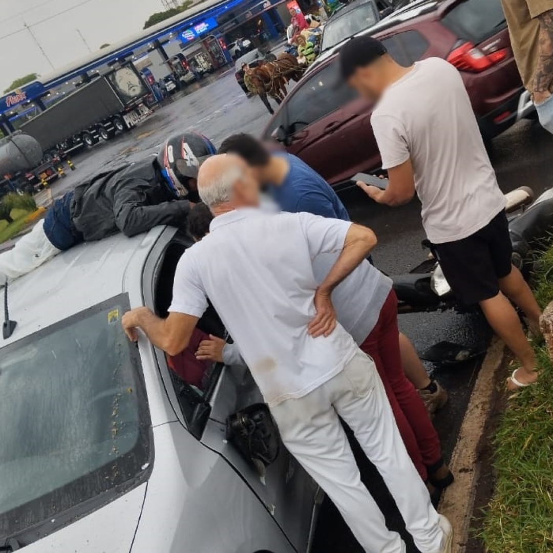 Motociclista é arremessado contra o teto de carro em acidente no trevo de Iguatemi