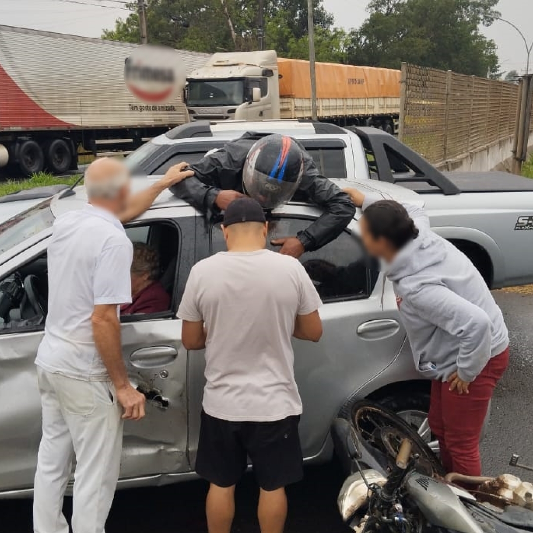 Motociclista é arremessado contra o teto de carro em acidente no trevo de Iguatemi