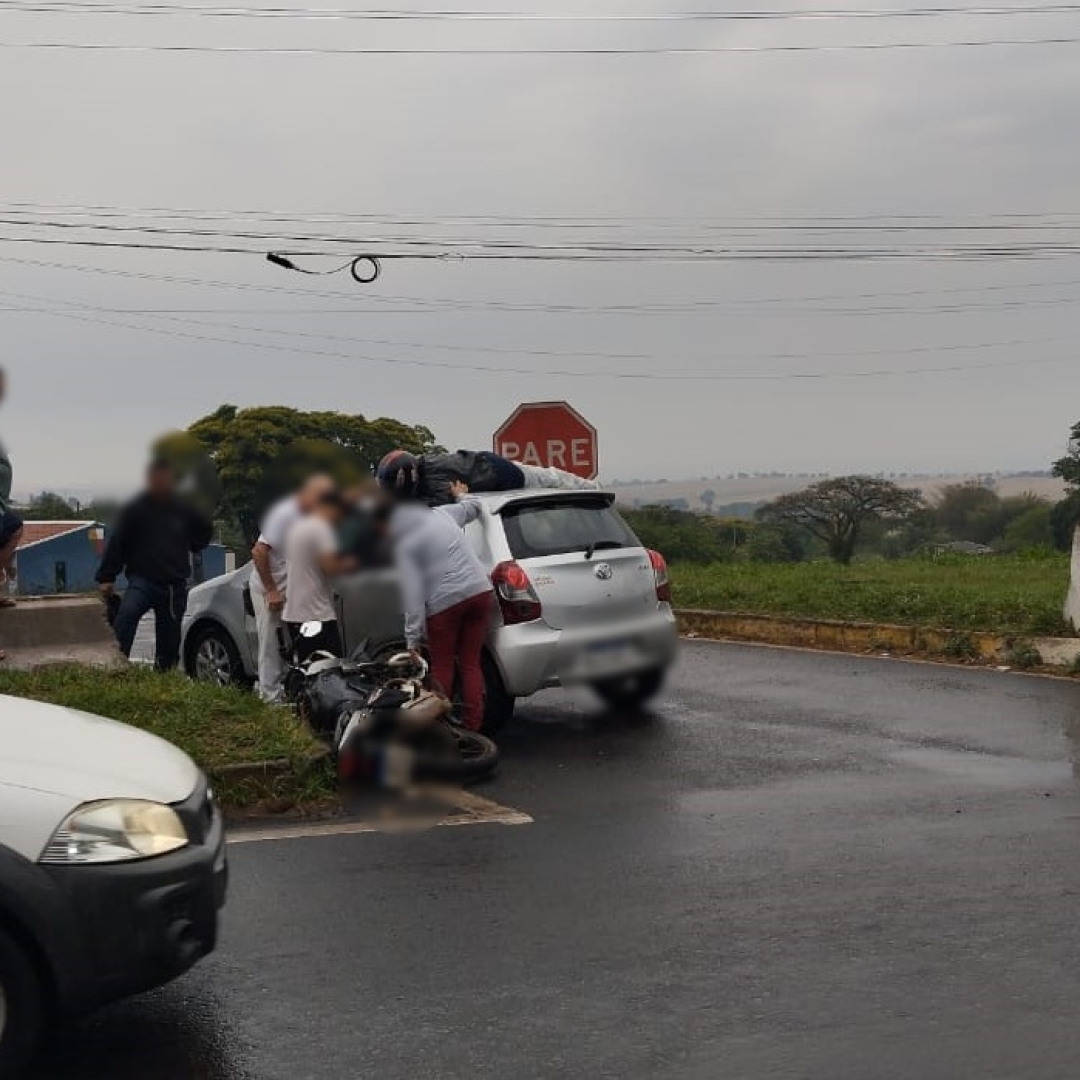 Motociclista é arremessado contra o teto de carro em acidente no trevo de Iguatemi