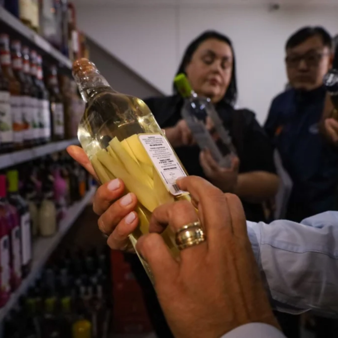 Mais de 100 garrafas de bebidas com indicativo de falsificação são apreendidas em Maringá 