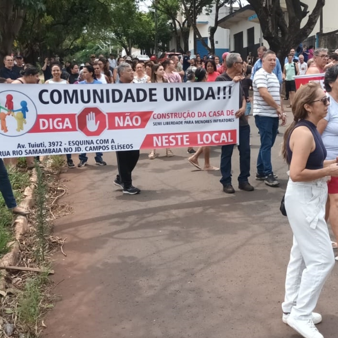 Moradores protestam contra construção de casa de semiliberdade na Avenida Tuiuti