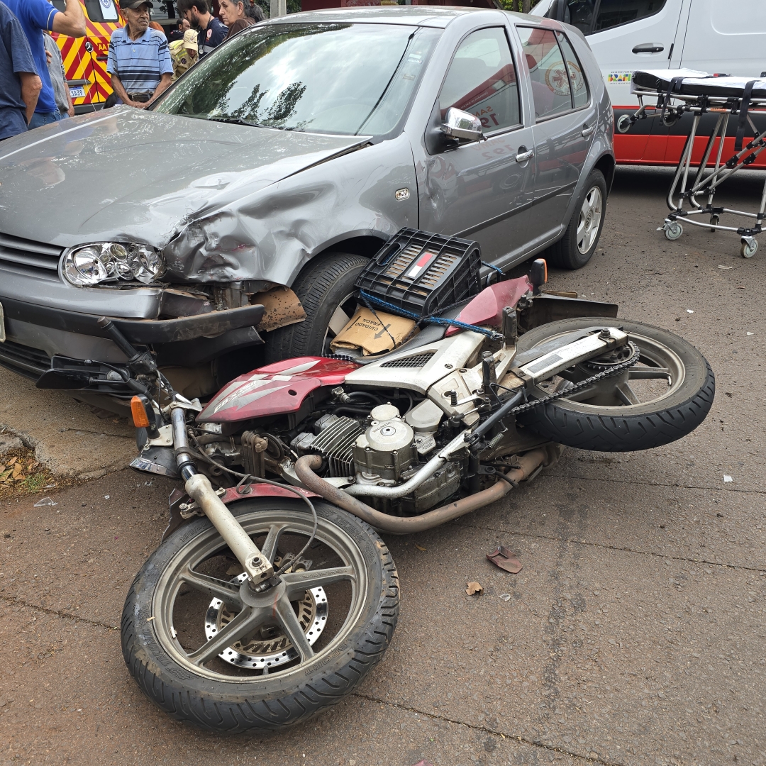 Motorista cruza preferencial e causa acidente grave em senhor de 65 anos