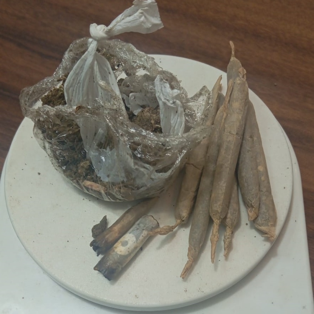 Adolescente é pego em flagrante com cigarros de maconha dentro de escola