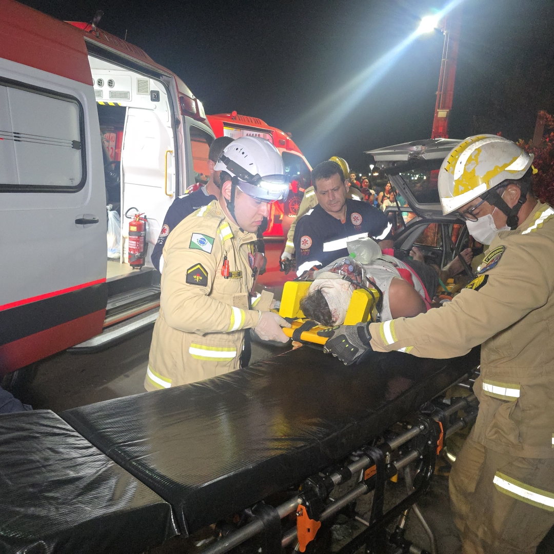 Motorista sofre acidente grave após derrubar poste de iluminação em Paiçandu