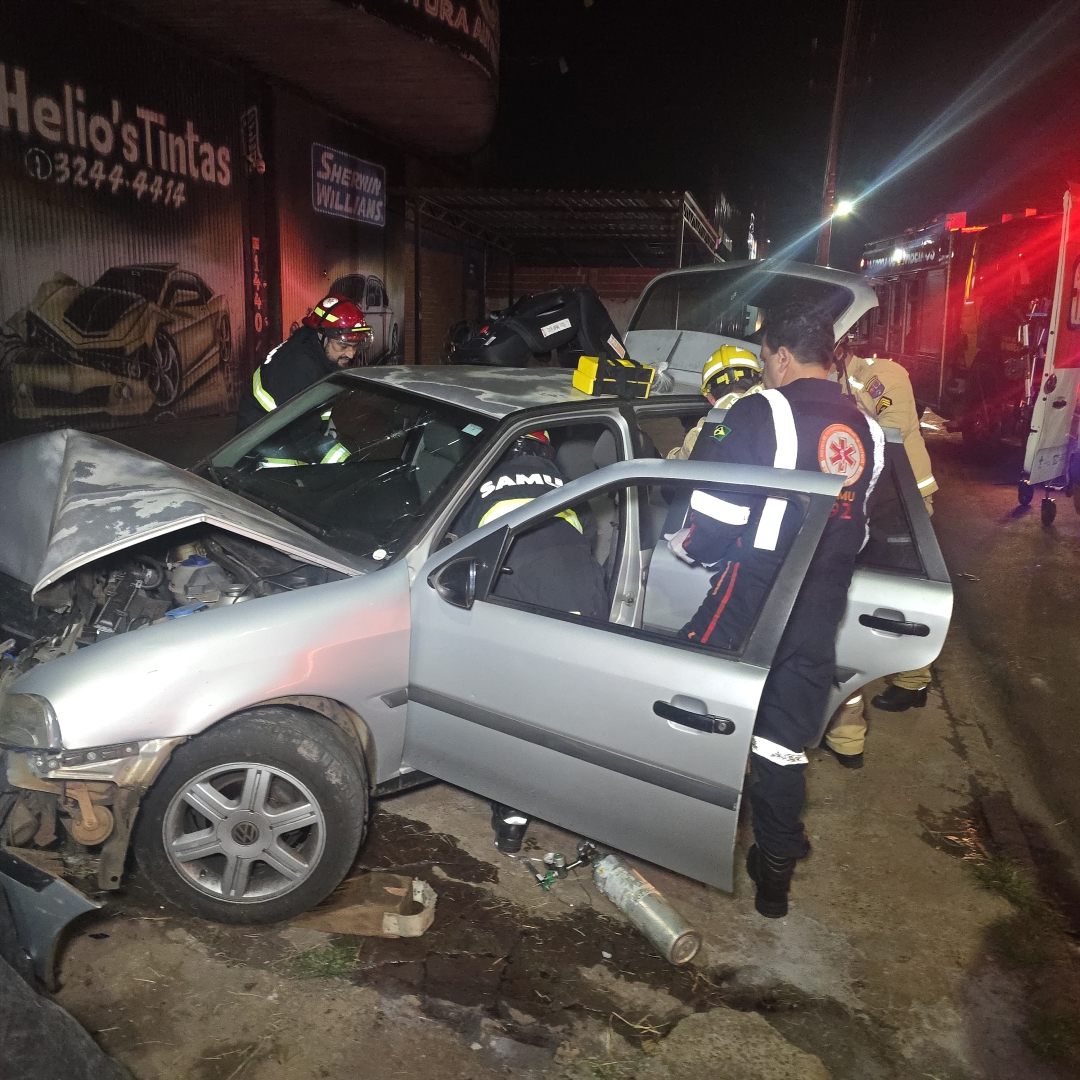 Motorista sofre acidente grave após derrubar poste de iluminação em Paiçandu