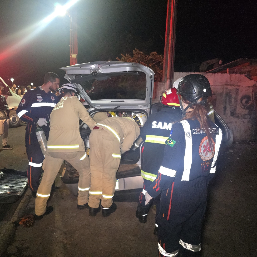 Motorista sofre acidente grave após derrubar poste de iluminação em Paiçandu