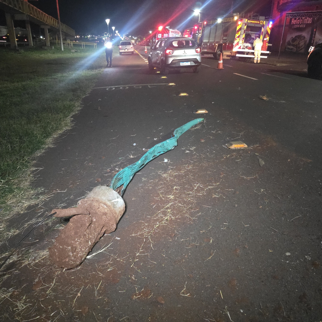 Motorista sofre acidente grave após derrubar poste de iluminação em Paiçandu
