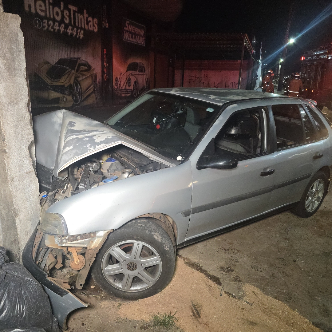 Motorista sofre acidente grave após derrubar poste de iluminação em Paiçandu