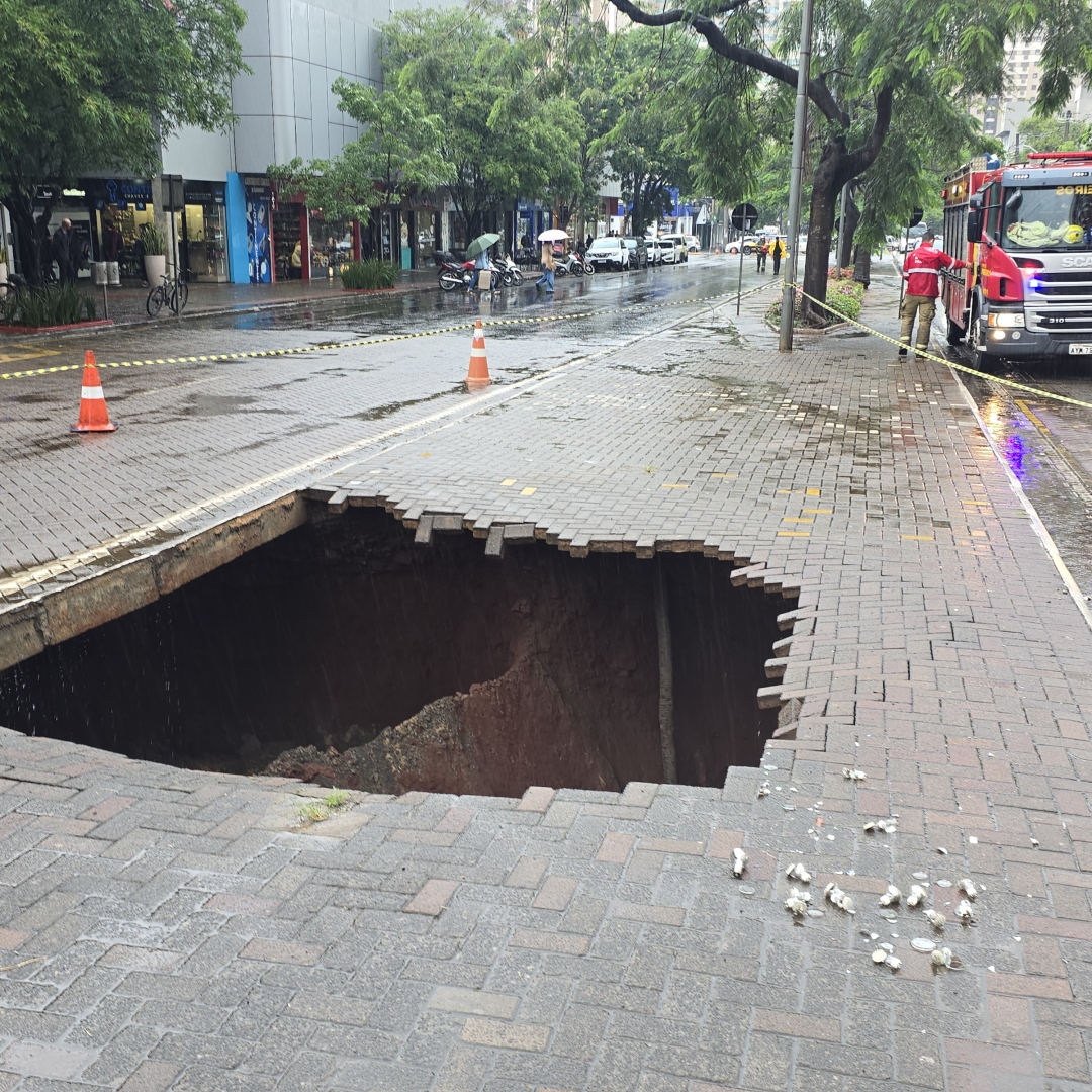 Após chuvas, cratera se abre em canteiro central no centro de Maringá