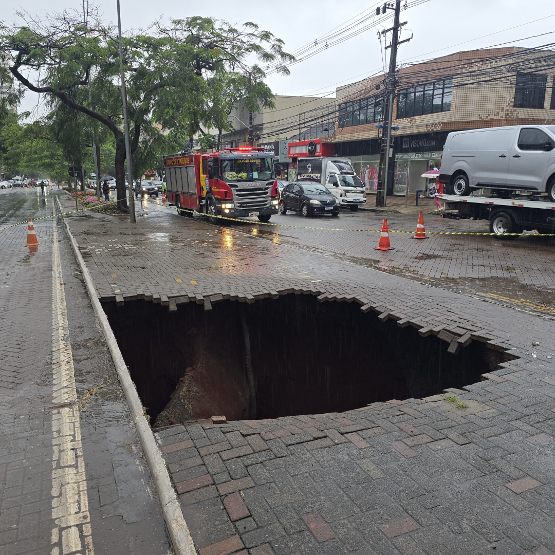 Após chuvas, cratera se abre em canteiro central no centro de Maringá