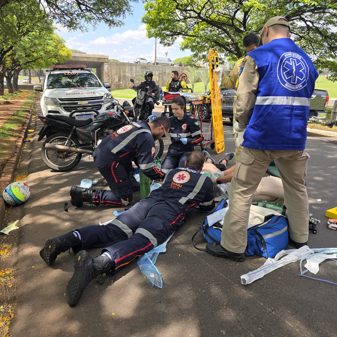 Motociclista de 38 anos é intubado após sofrer queda na Avenida Tuiuti