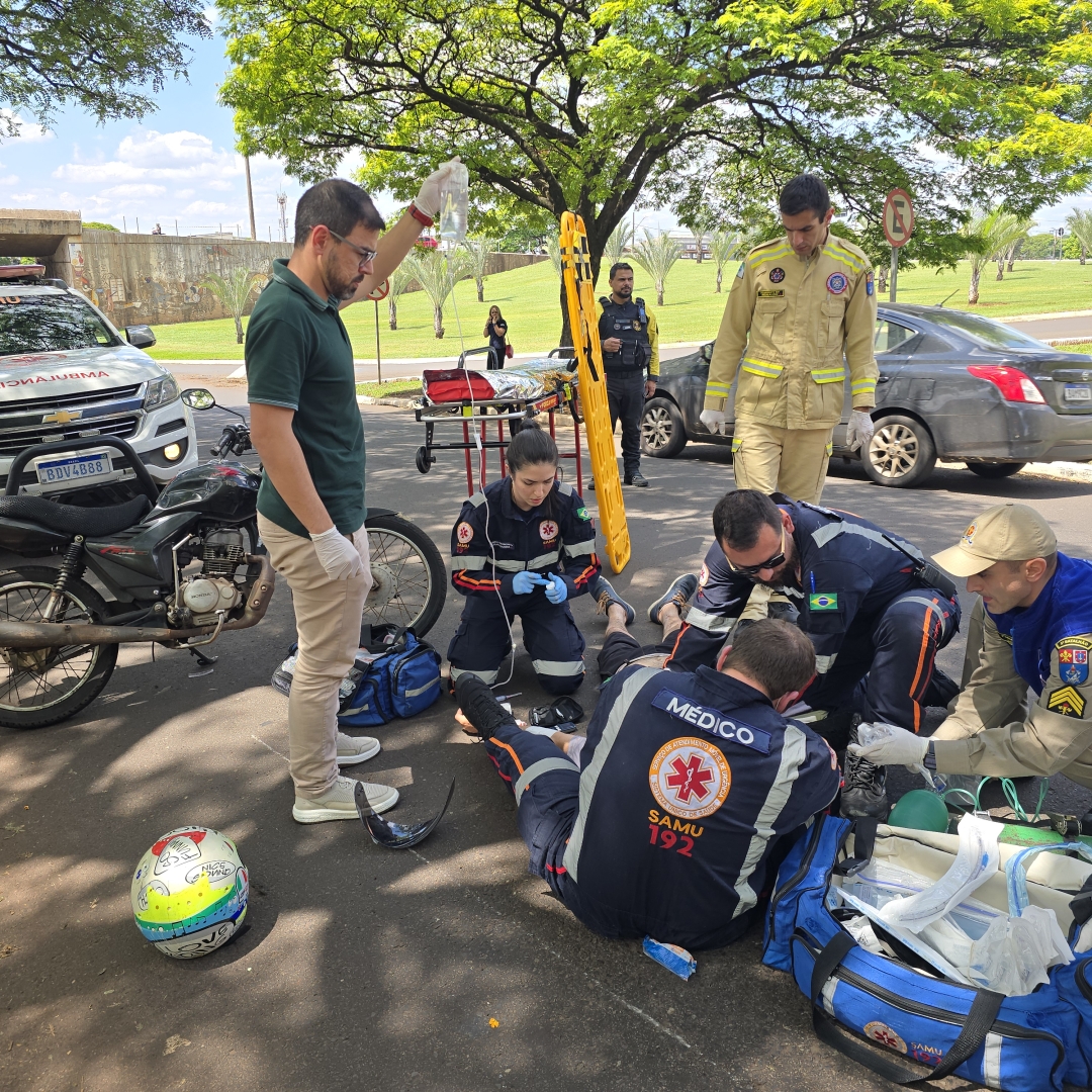 Motociclista de 38 anos é intubado após sofrer queda na Avenida Tuiuti