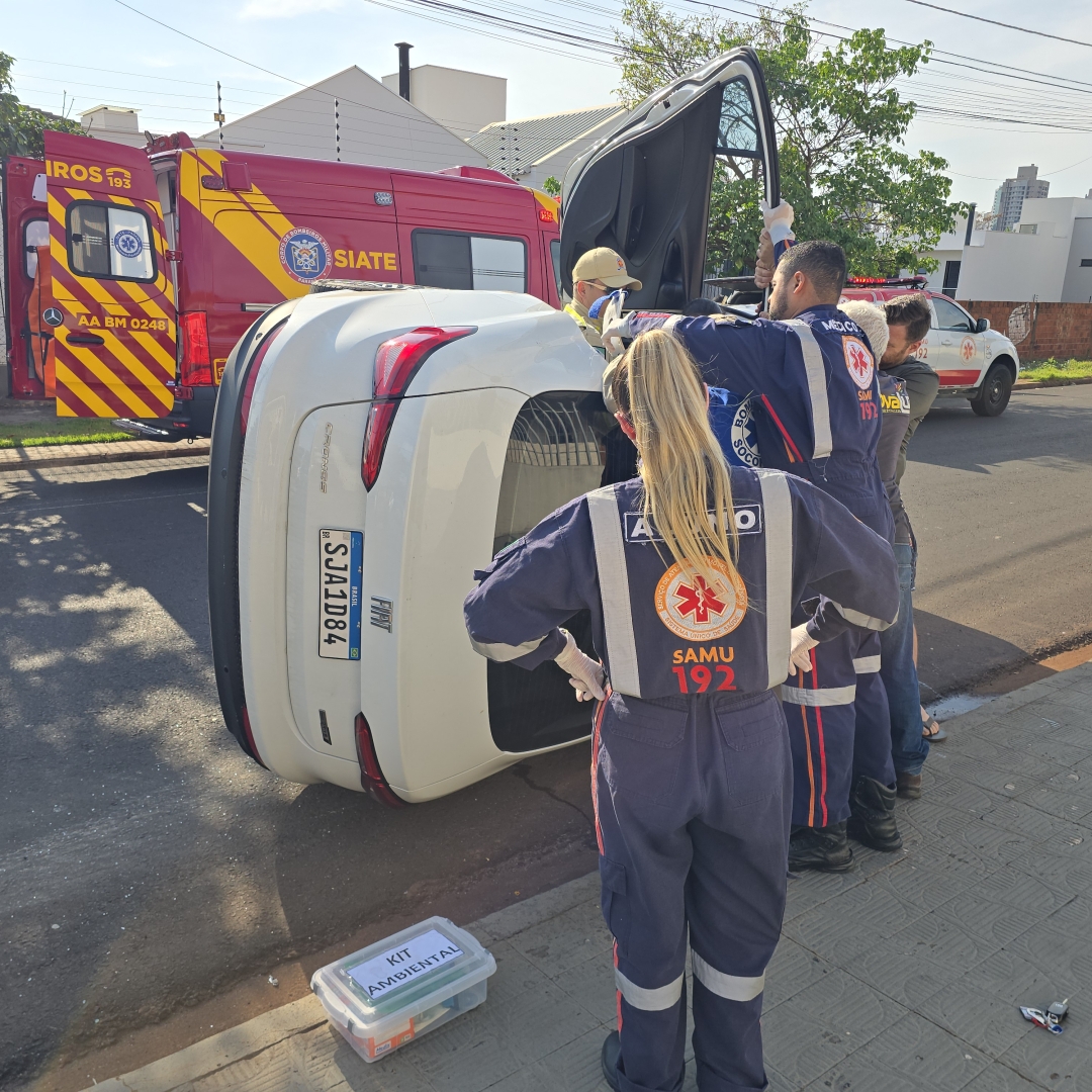 Mulher é resgatada após sofrer acidente na Vila Progresso, em Maringá