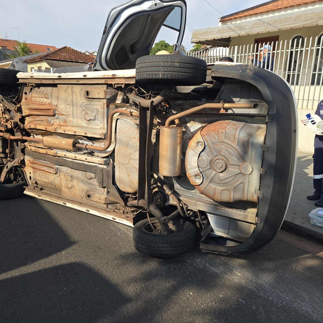 Mulher é resgatada após sofrer acidente na Vila Progresso, em Maringá