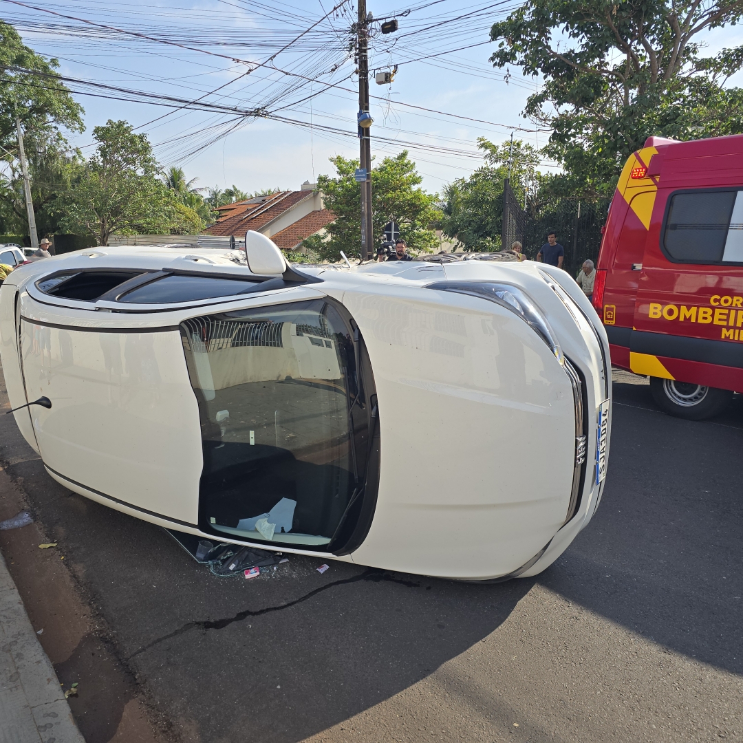 Mulher é resgatada após sofrer acidente na Vila Progresso, em Maringá