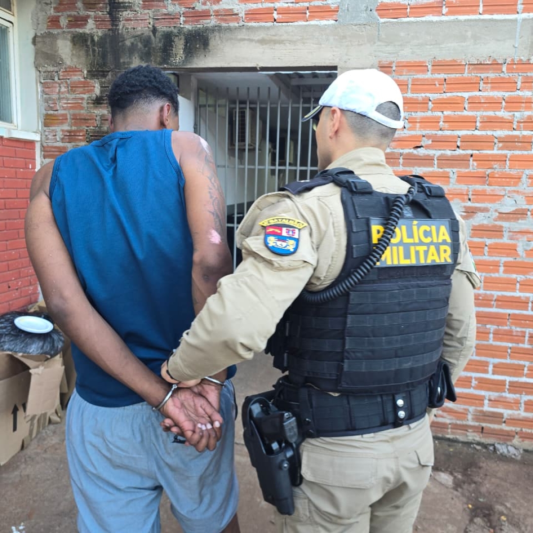 Homem com mandado de prisão por tráfico de drogas é capturado em blitz da PM