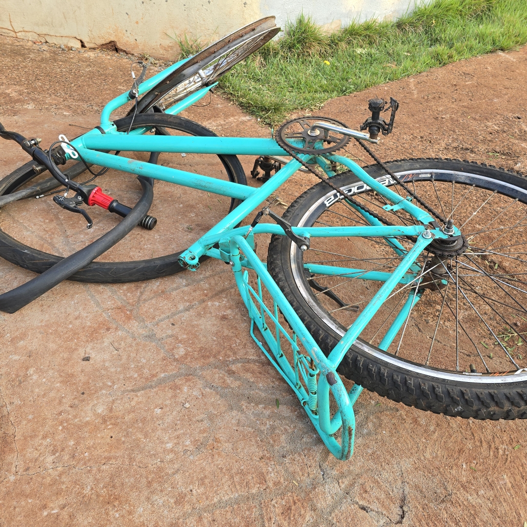 Adolescente sofre acidente grave ao bater bicicleta contra árvore