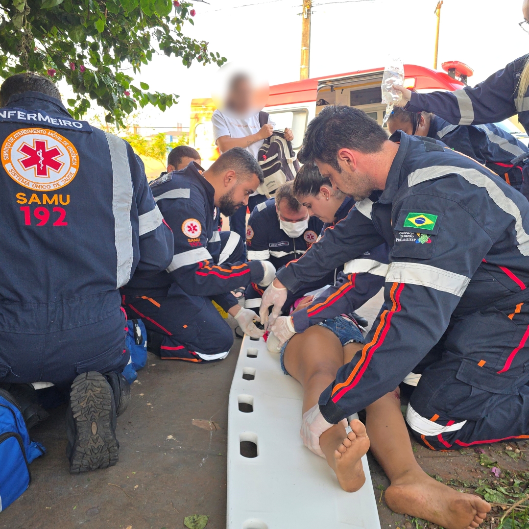 Adolescente sofre acidente grave ao bater bicicleta contra árvore