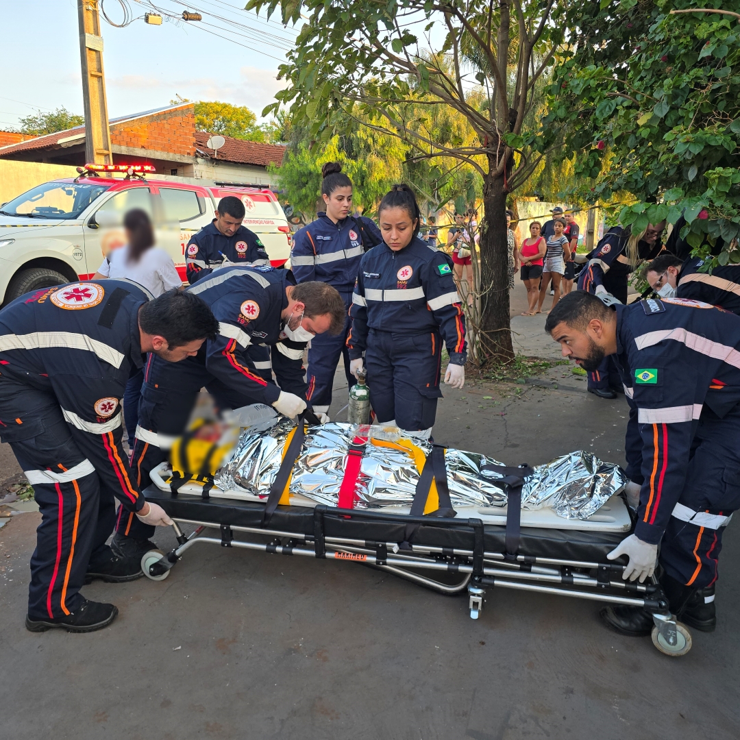 Adolescente sofre acidente grave ao bater bicicleta contra árvore