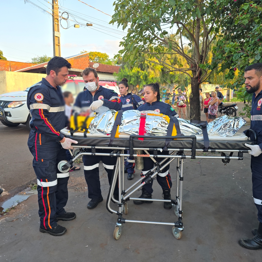 Adolescente sofre acidente grave ao bater bicicleta contra árvore