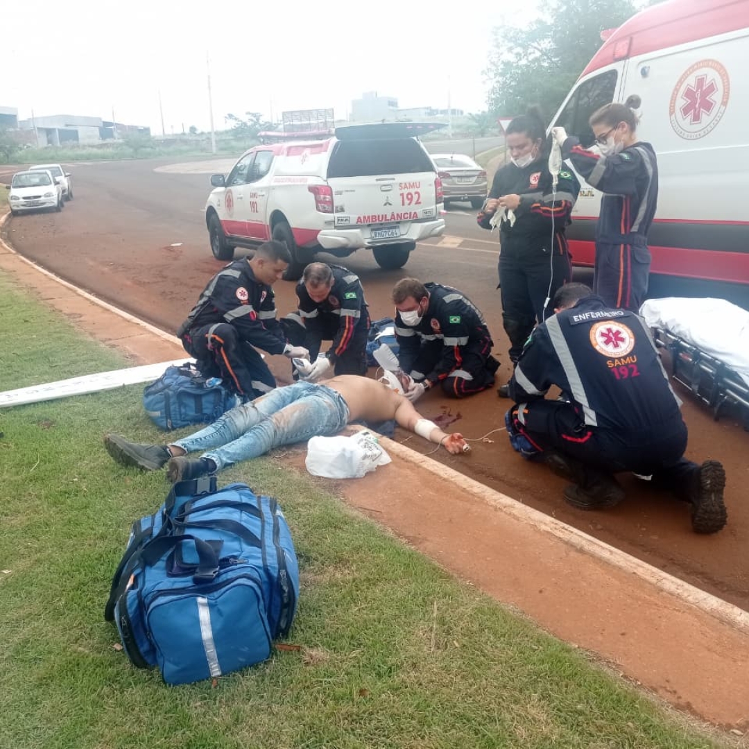 Jovem de 20 anos sofre acidente grave ao cair de patinete