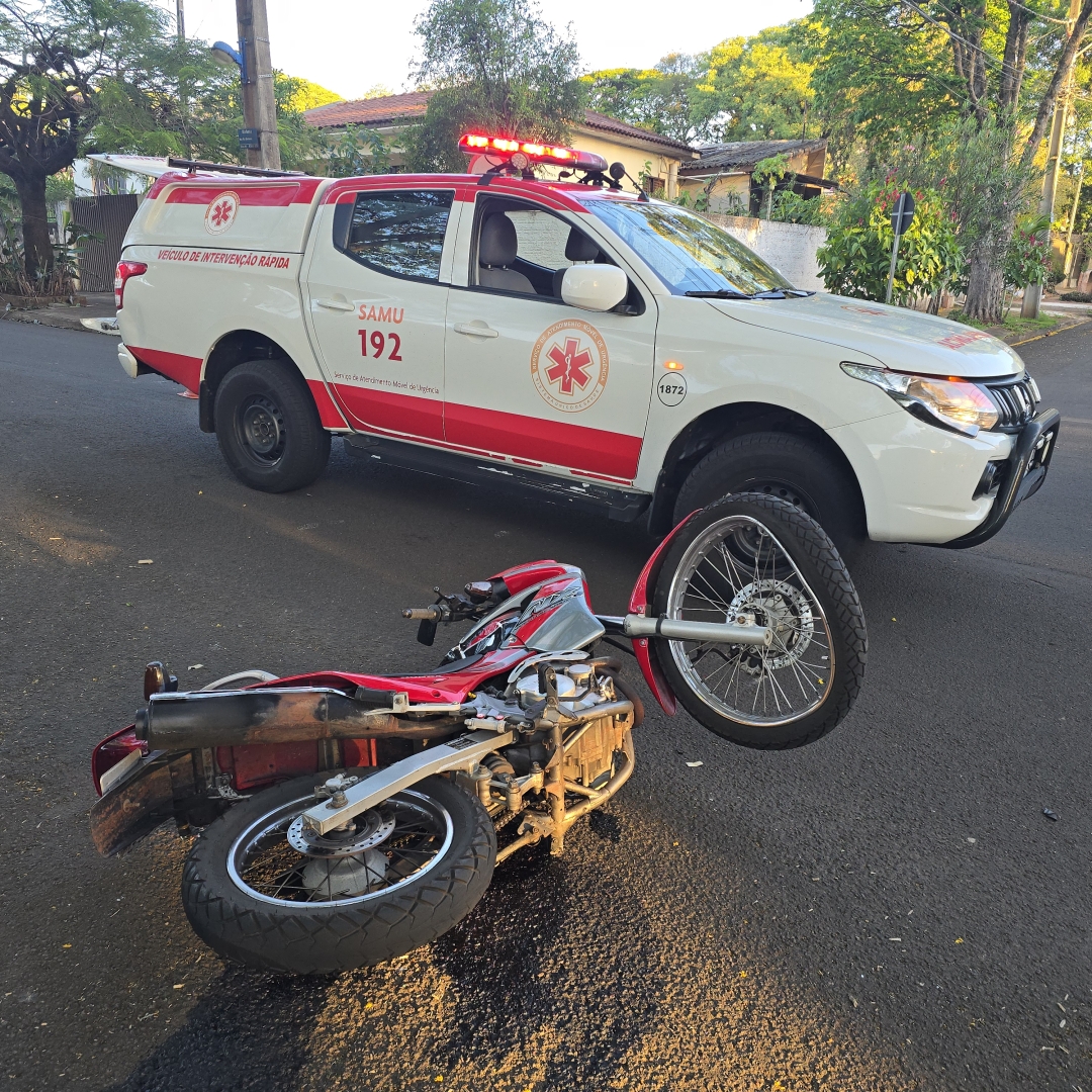 Motociclista sofre acidente gravíssimo após mulher invadir preferencial na zona 6
