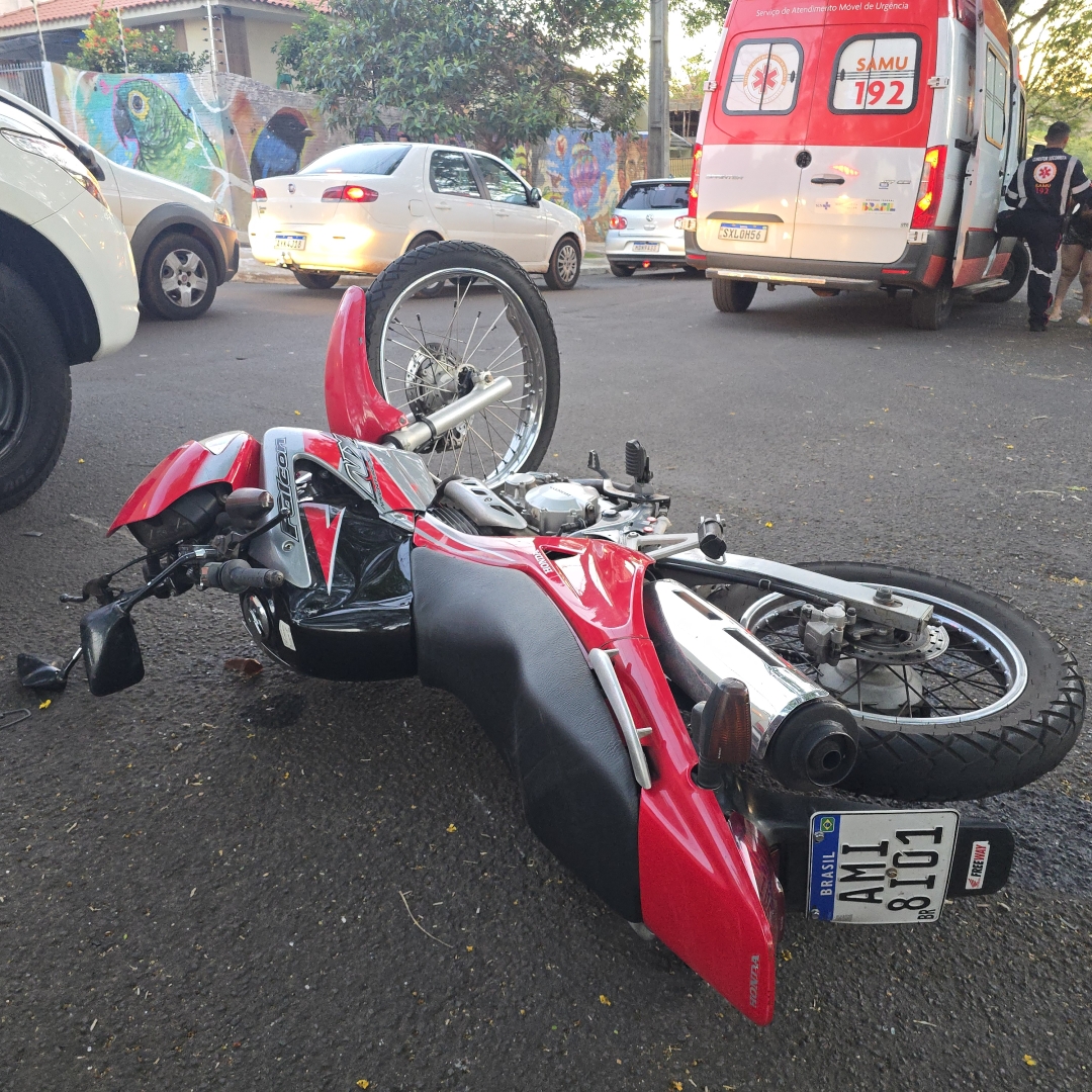 Motociclista sofre acidente gravíssimo após mulher invadir preferencial na zona 6