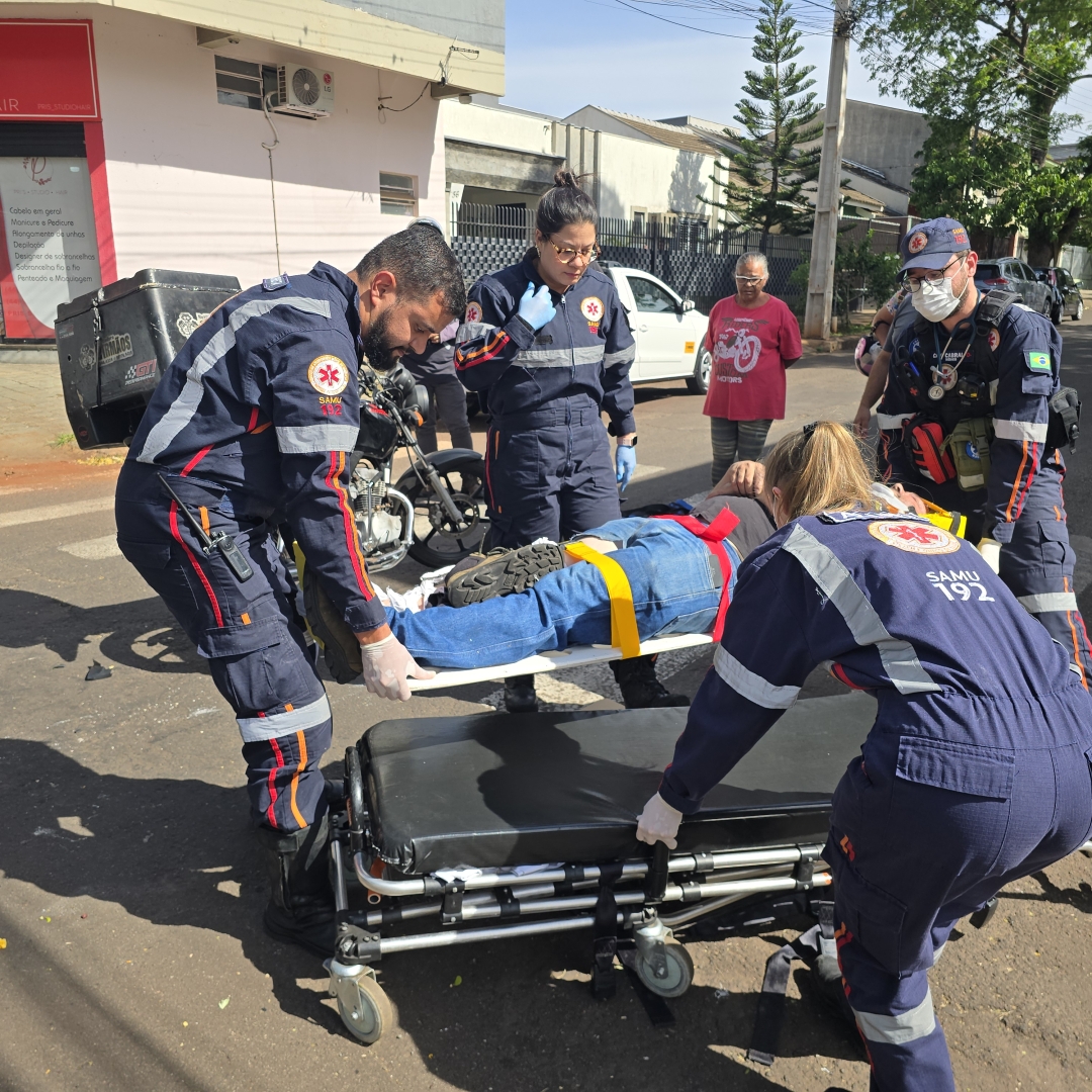 Motoboy quebra a perna após motorista invadir a preferencial