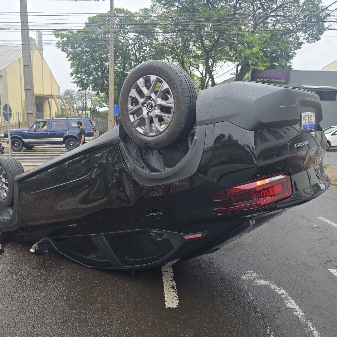 Mãe e bebê de 9 meses são socorridos após carro capotar em Maringá