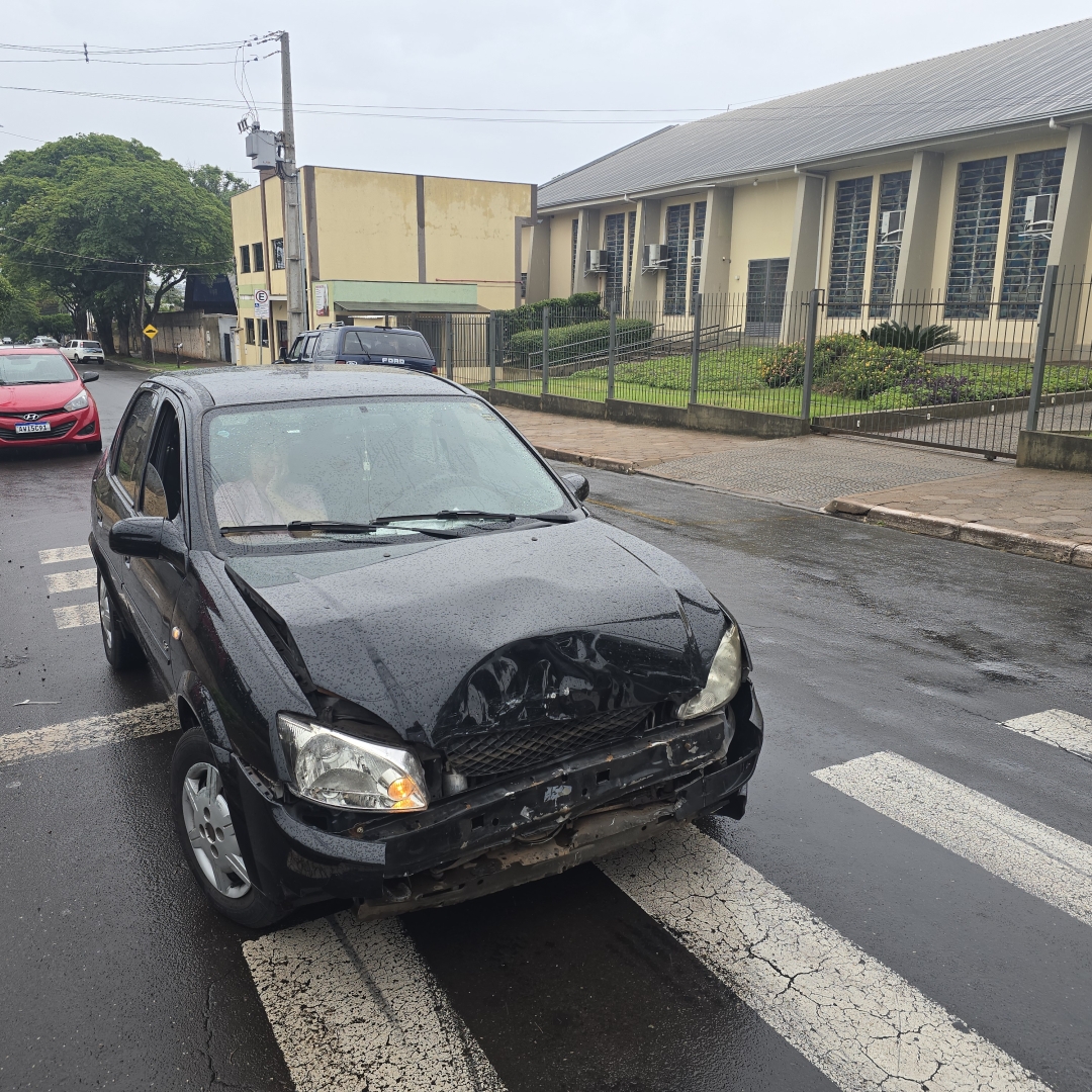 Mãe e bebê de 9 meses são socorridos após carro capotar em Maringá