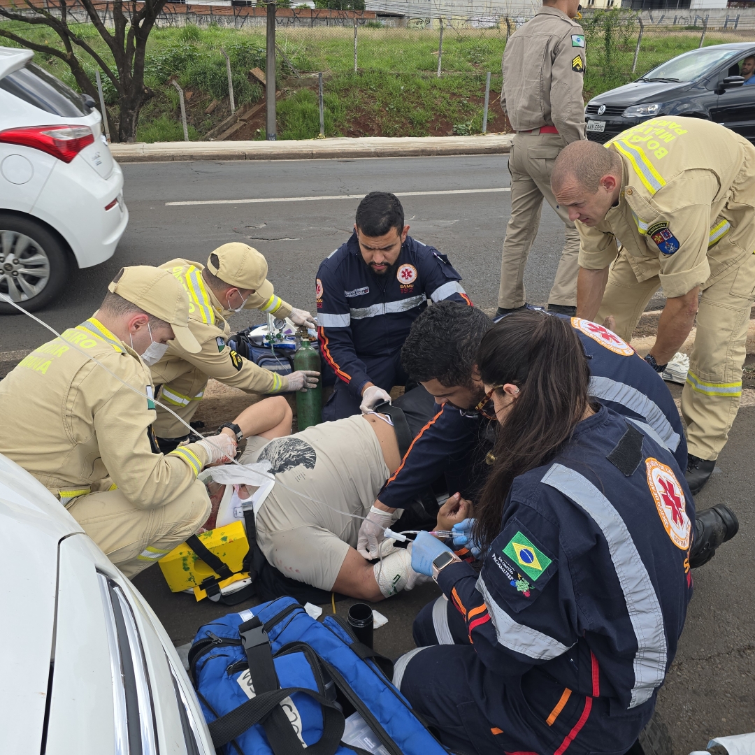 Motociclista precisa ser entubado após bater contra traseira de carro