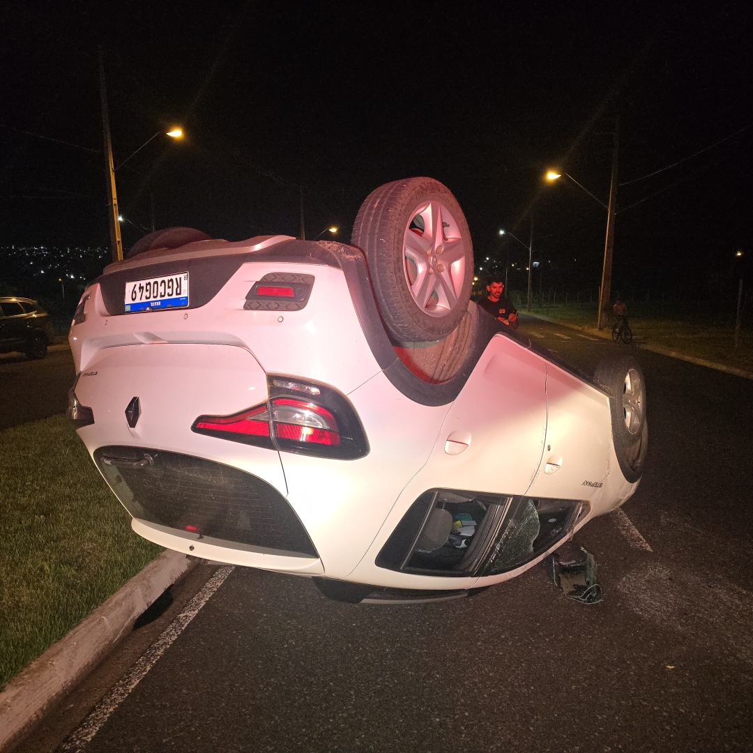 Motorista fica ferido ao capotar automóvel no Jardim Licce, em Maringá