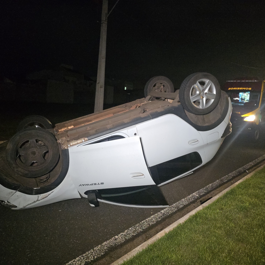 Motorista fica ferido ao capotar automóvel no Jardim Licce, em Maringá