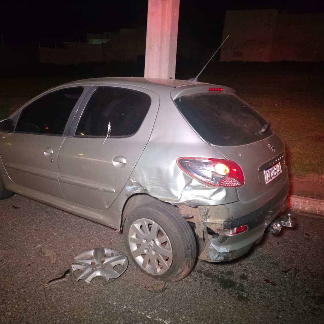 Motorista fica ferido ao capotar automóvel no Jardim Licce, em Maringá