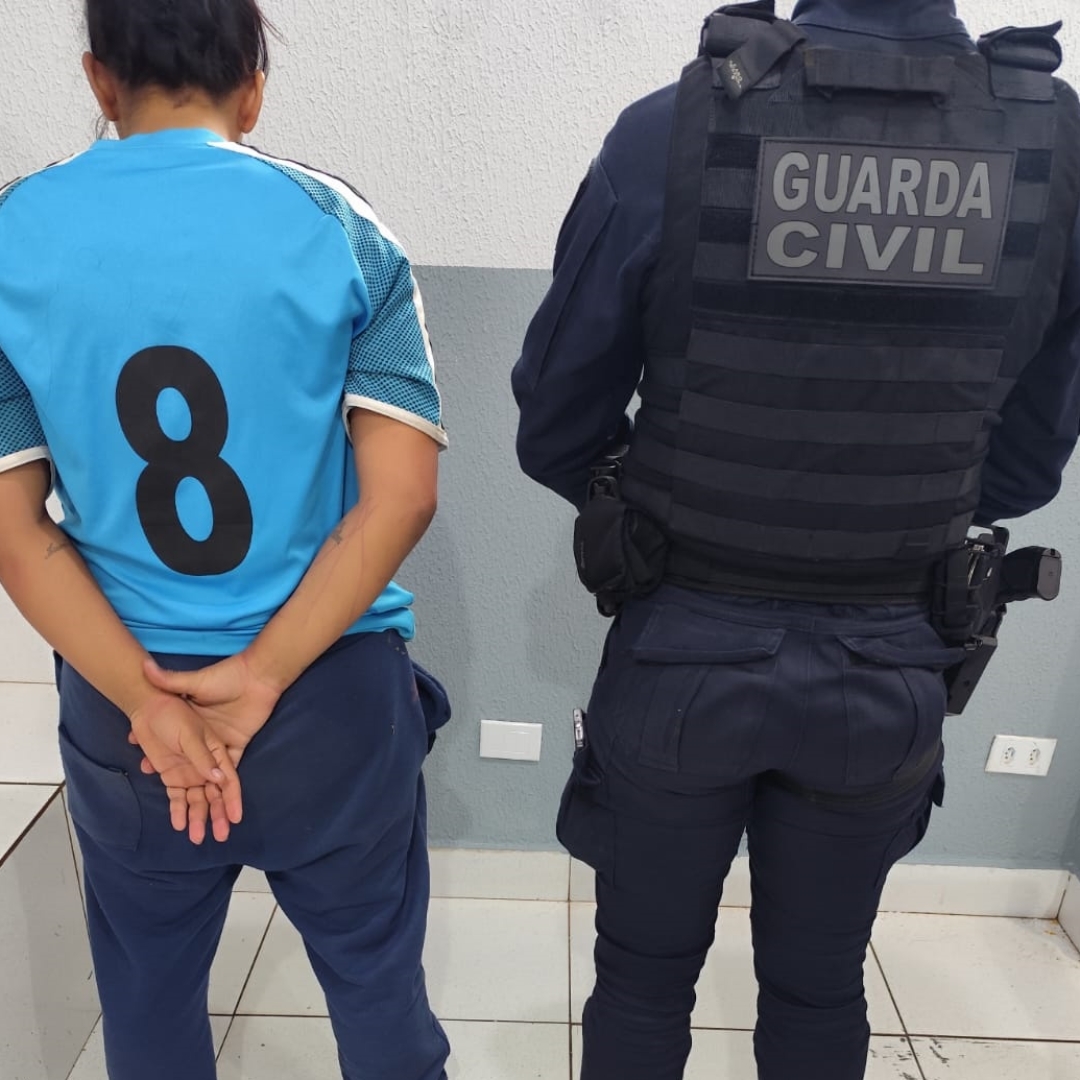 Mulher com extensa ficha criminal é presa após tentar roubar celular em Maringá