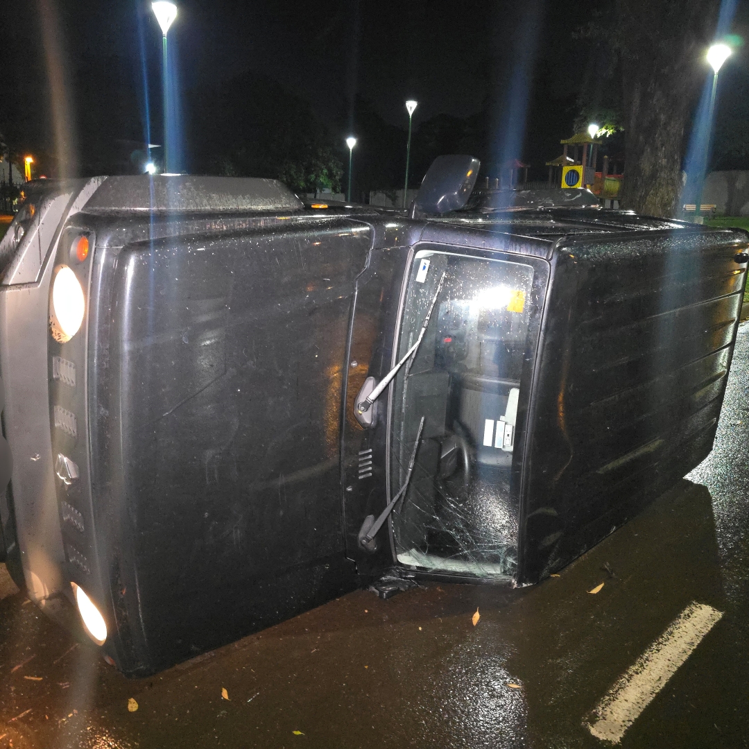 Carro fica tombado após bater contra outro veículo na zona 5