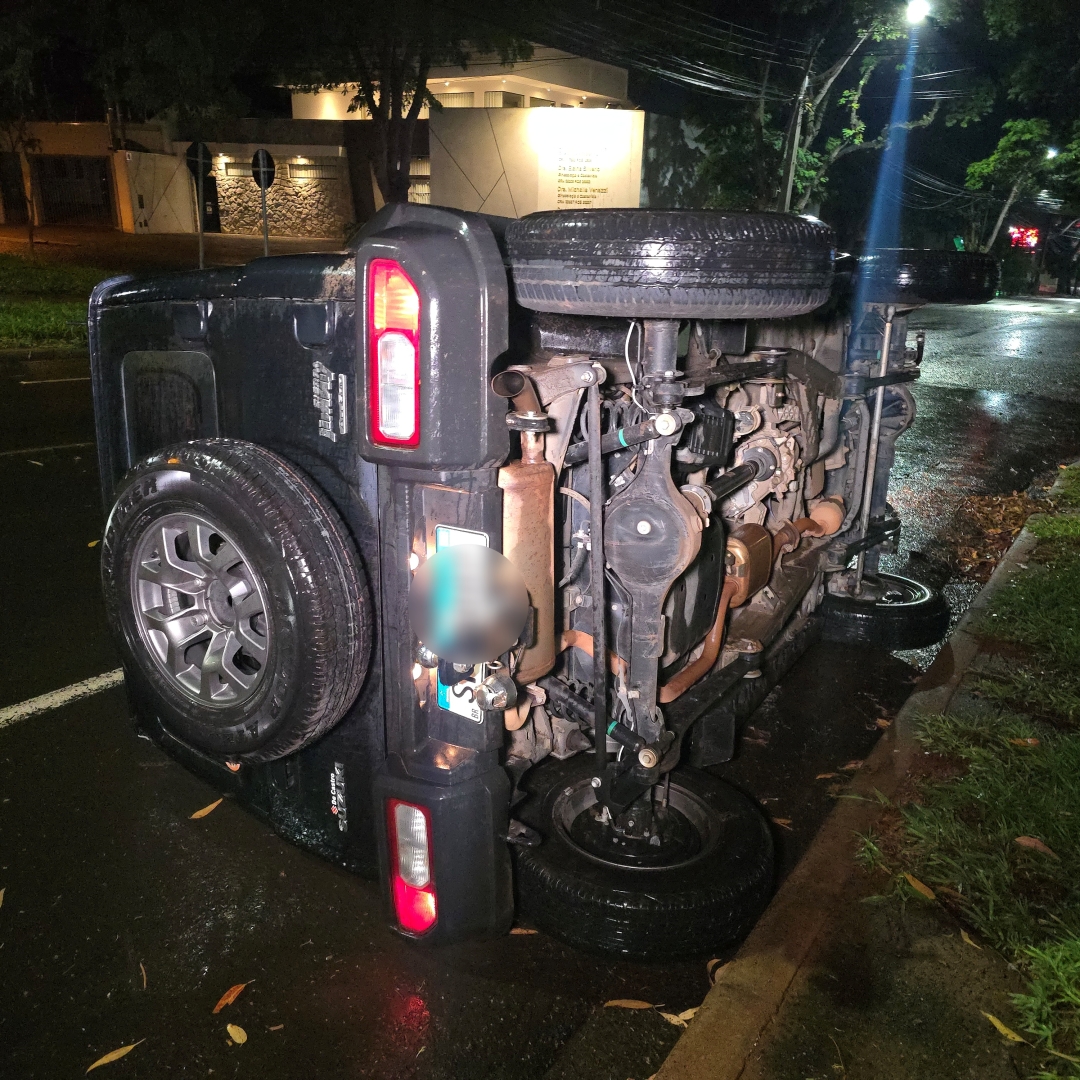 Carro fica tombado após bater contra outro veículo na zona 5