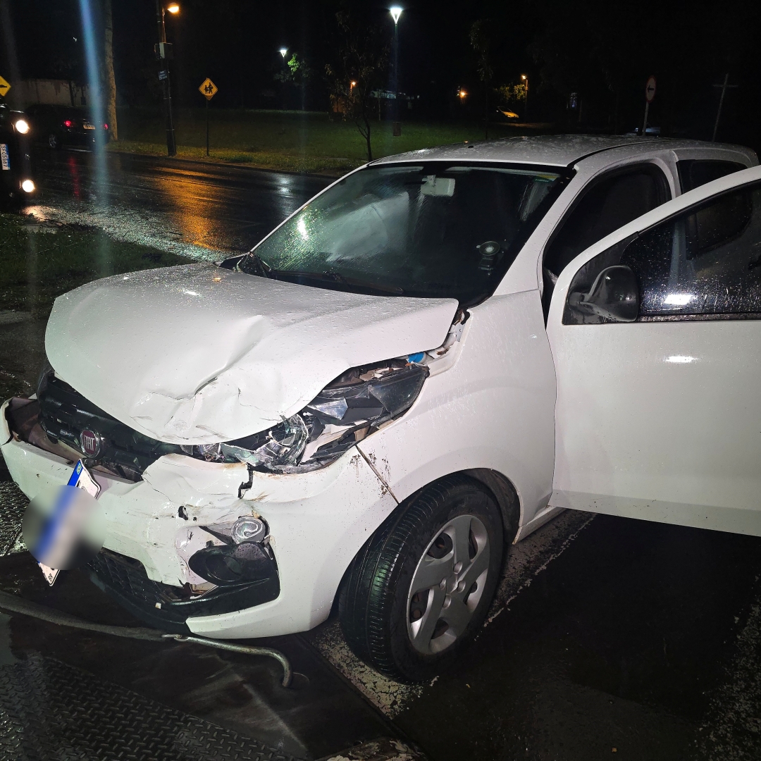Carro fica tombado após bater contra outro veículo na zona 5